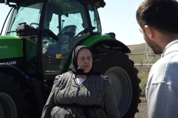 VIDEO Bunica Lenuta i-a luat tractor lui Mircea Bravo :)
