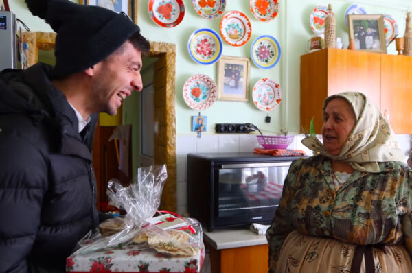 VIDEO. Mircea Bravo cu colinda la Bunica Lenuta din Chinteni :)