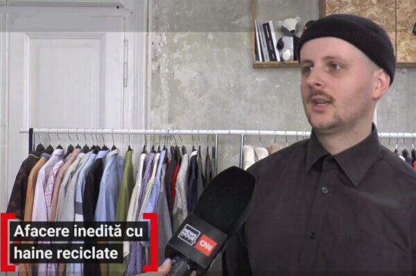 Un clujean transforma hainele vechi pentru a le scoate din nou la vânzare.  Romanii cumpara cu 60% mai multe haine decat in anul 2000