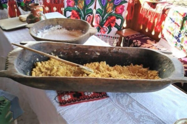 Cum se prepara reteta traditionala de malai copt in comuna clujeana Chiuiesti