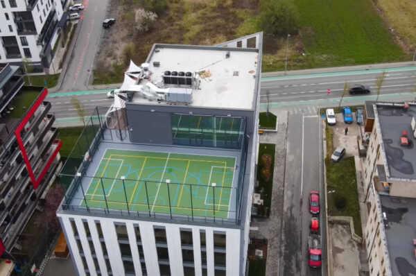 VIDEO DRONA. Cum arata terenul de fotbal construit pe acoperisul unui bloc din cartierul Buna Ziua