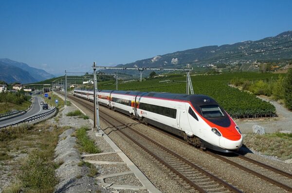 Ministerul Transporturilor vrea sa construiasca in 4 ani prima linie de tren de mare viteza (peste 200 km/h) care sa strabata Romania.