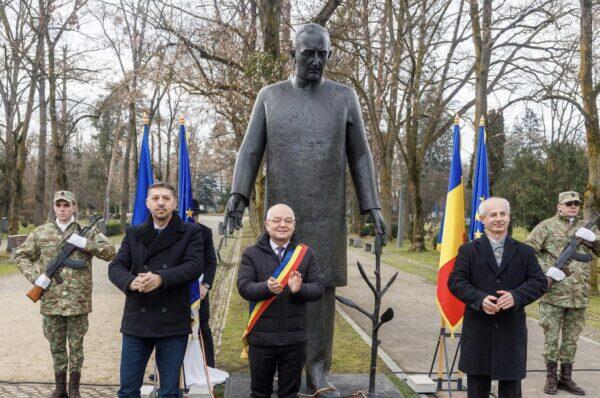 Iuliu Hatieganu are de astazi statuie la Cluj. Daniel David , Andrei Andreicut si Emil Boc prezenti la dezvelire. Galerie FOTO
