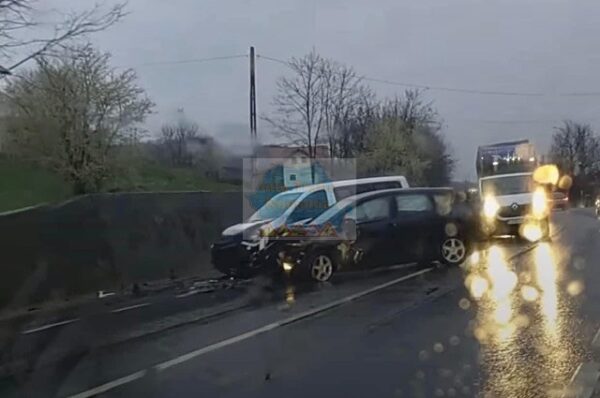 Un accident in care au fost implicate 3 masini a ingreunat traficul in zona Rascruci din Cluj.