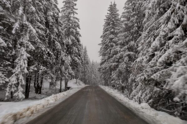 Intervenții masive pentru combaterea iernii pe drumurile județene din zona de munte a județului Cluj