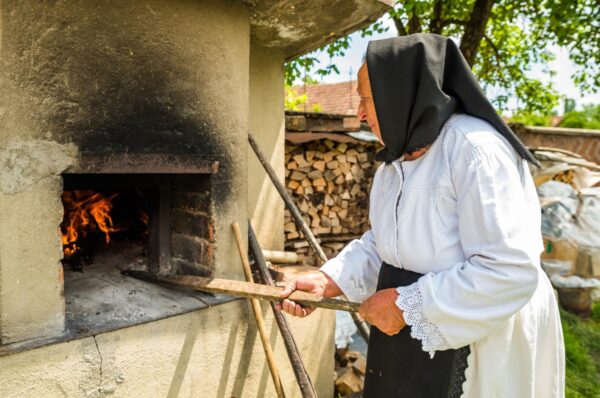 Cum se pregatea prescura de Pasti in Miercurea Mare in satele din Cluj!