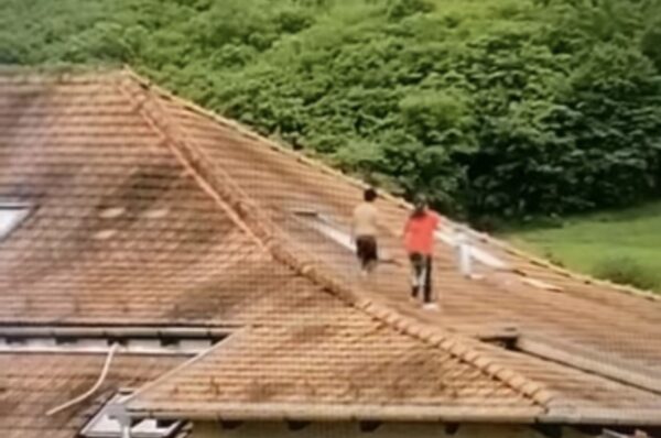 VIDEO. Doi copii surprinsi “la joacă” pe acoperișul unui bloc. Un martor a sunat imediat la 112