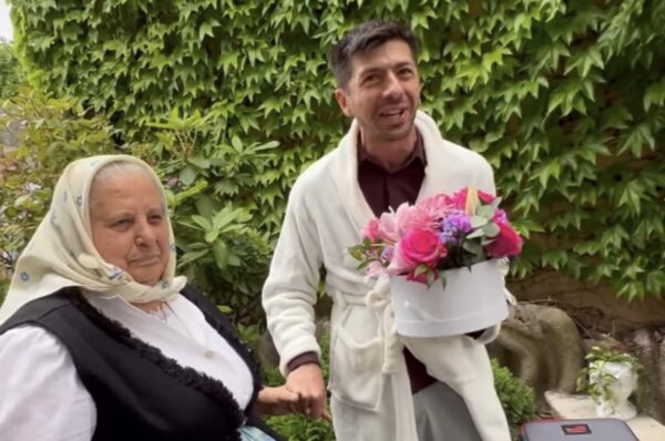 VIDEO. Bunica Lenuta din Chinteni isi serbeaza astazi ziua de nastere. Surpriza facuta de Mircea Bravo