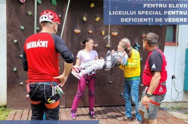 Tabără de sporturi montane pentru elevii Liceului Special pentru Deficienți de Vedere.