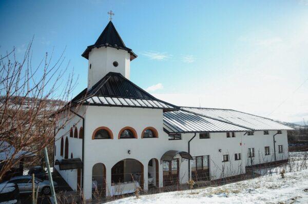 Binecuvântare arhierească la Centrul pentru vârstnici din Popești | Simpozion pe tema „Bucuria de a sluji”