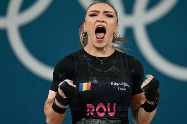 La doar 21 de ani Mihaela Cambei a câștigat medalia de argint la haltere, categoria 49 de kg