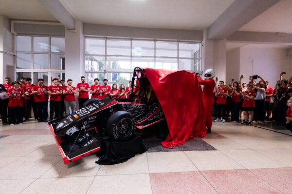 Echipa de Formula Student a UTCN a lansat oficial noul monopost electric care va reprezenta universitatea la competițiile europene din 2026