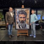 Albert Oprea, artistul Brickasso de 11 ani din Cluj-Napoca, alături de portretul lui Constantin Brâncuși realizat din 18.750 de piese LEGO
