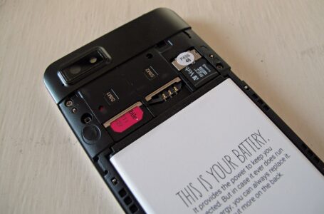Telefon Fairphone cu capacul din spate demontat, cu bateria la vedere