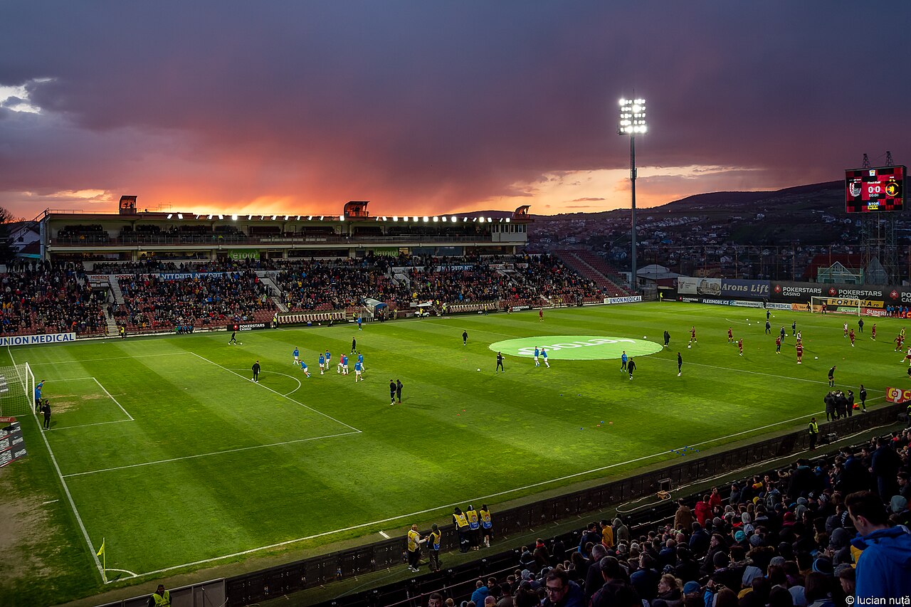 Stadionul din Gruia, în timpul unui meci de seară al lui CFR 1907