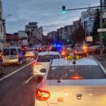 Trafic aglomerat și girofaruri în zona intersecției străzii Dorobanților cu Petőfi Sándor