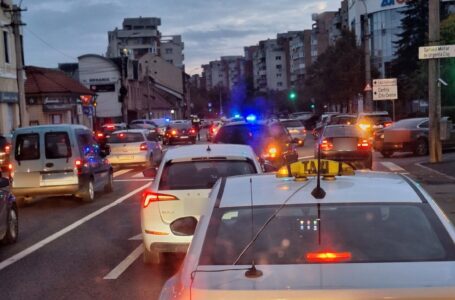 Trafic aglomerat și girofaruri în zona intersecției străzii Dorobanților cu Petőfi Sándor