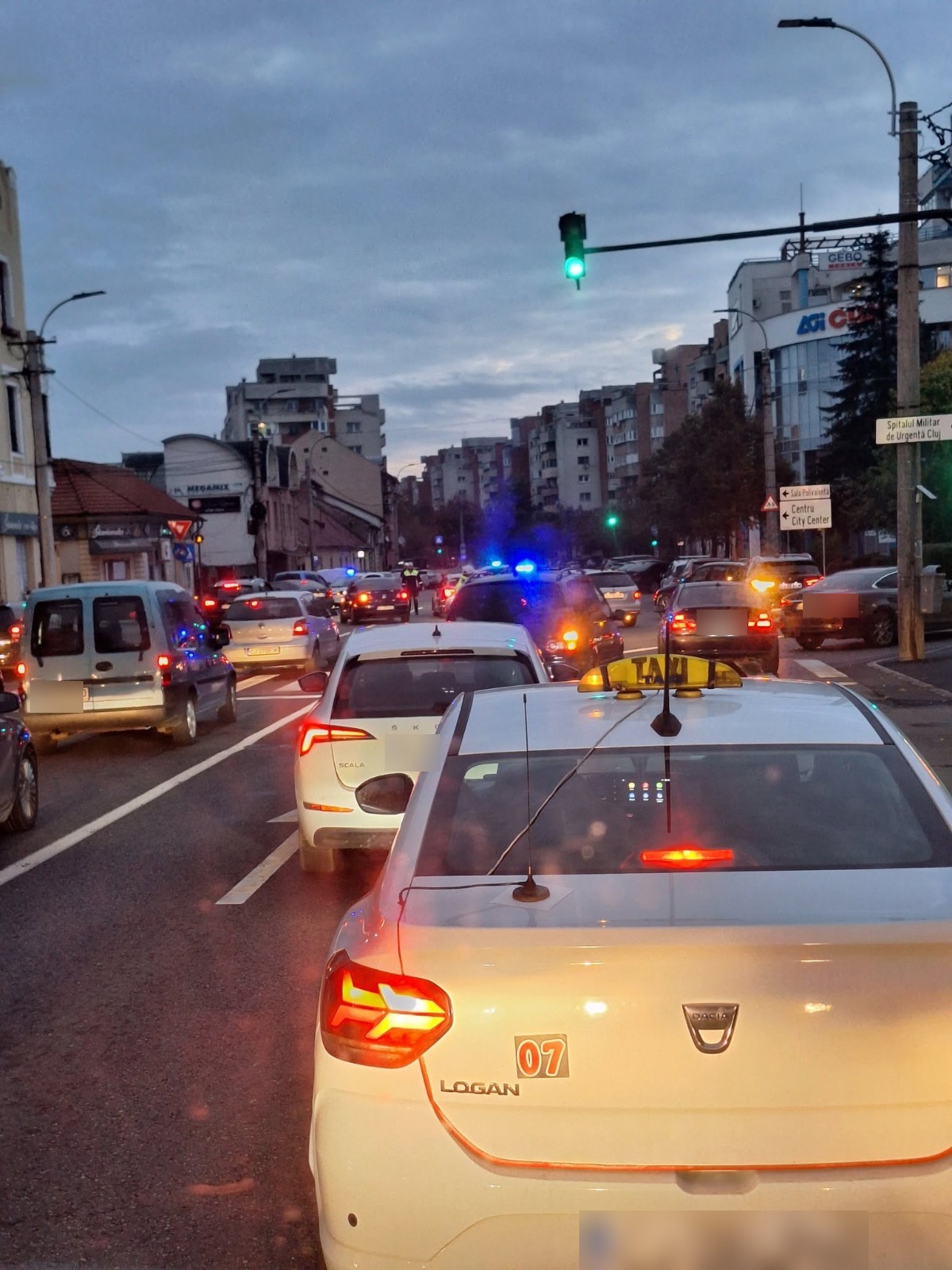 Trafic aglomerat și girofaruri în zona intersecției străzii Dorobanților cu Petőfi Sándor