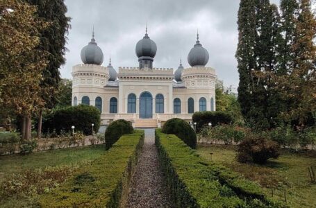 Castelul Bethlen din Arcalia, văzut din parc după restaurare
