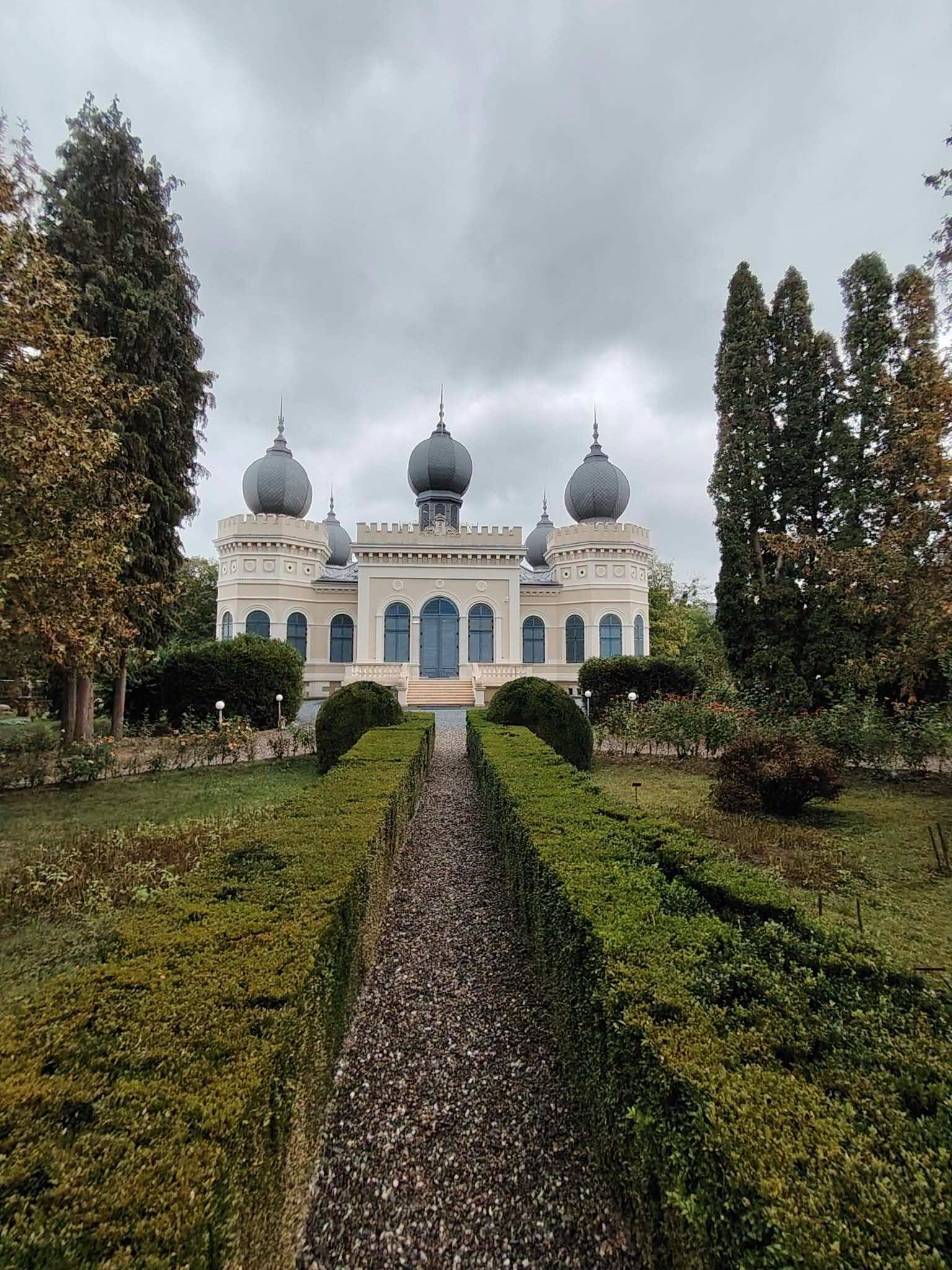 Castelul Bethlen din Arcalia, văzut din parc după restaurare