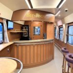Interiorul noului vagon Bar-Bistro modernizat de Remarul 16 Februarie pentru CFR Călători