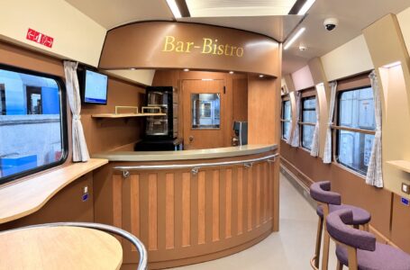 Interiorul noului vagon Bar-Bistro modernizat de Remarul 16 Februarie pentru CFR Călători