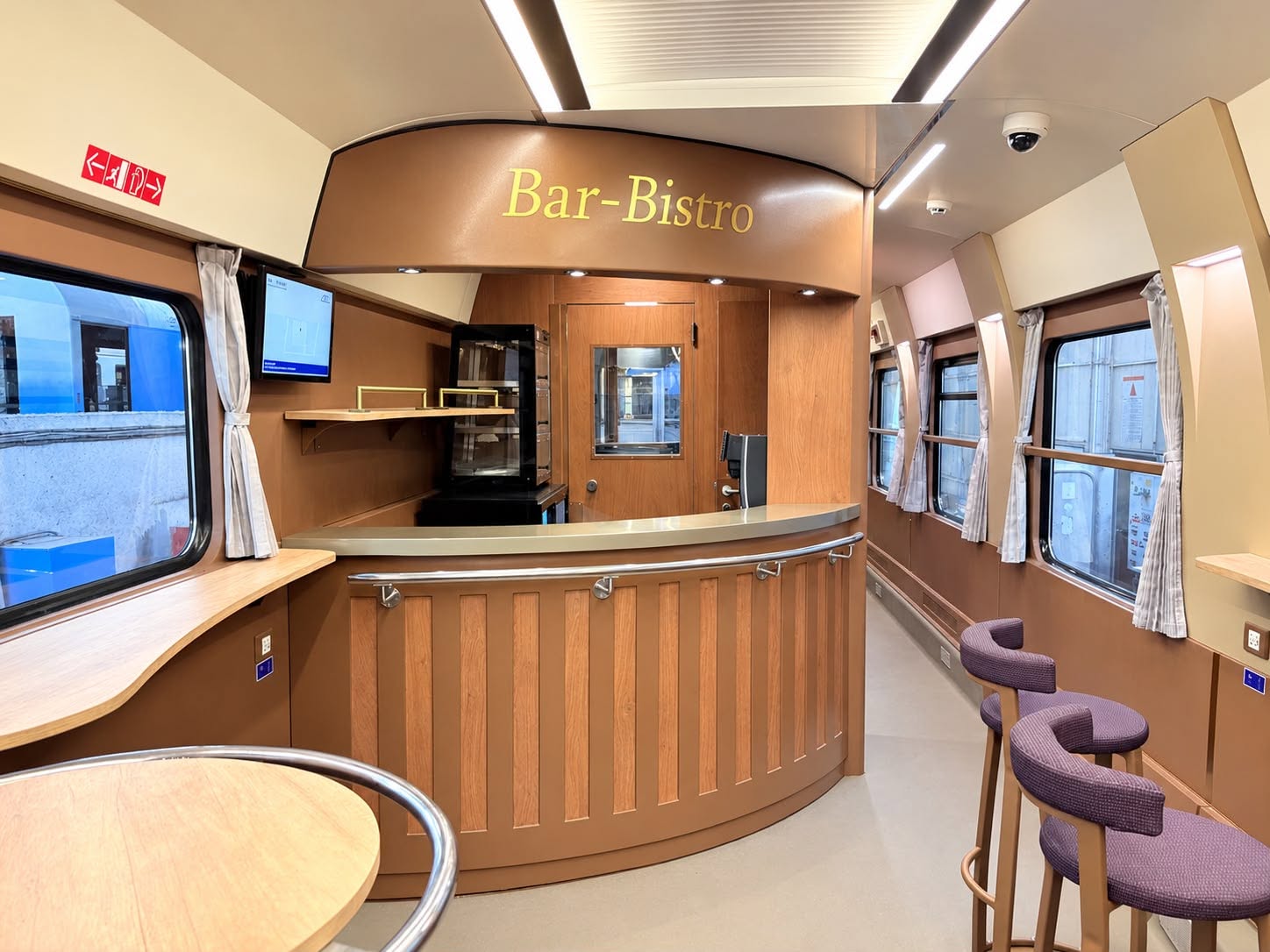 Interiorul noului vagon Bar-Bistro modernizat de Remarul 16 Februarie pentru CFR Călători