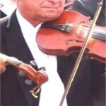 Ceterașul Vasile Pop „Lia" din Frata cântând din vioară