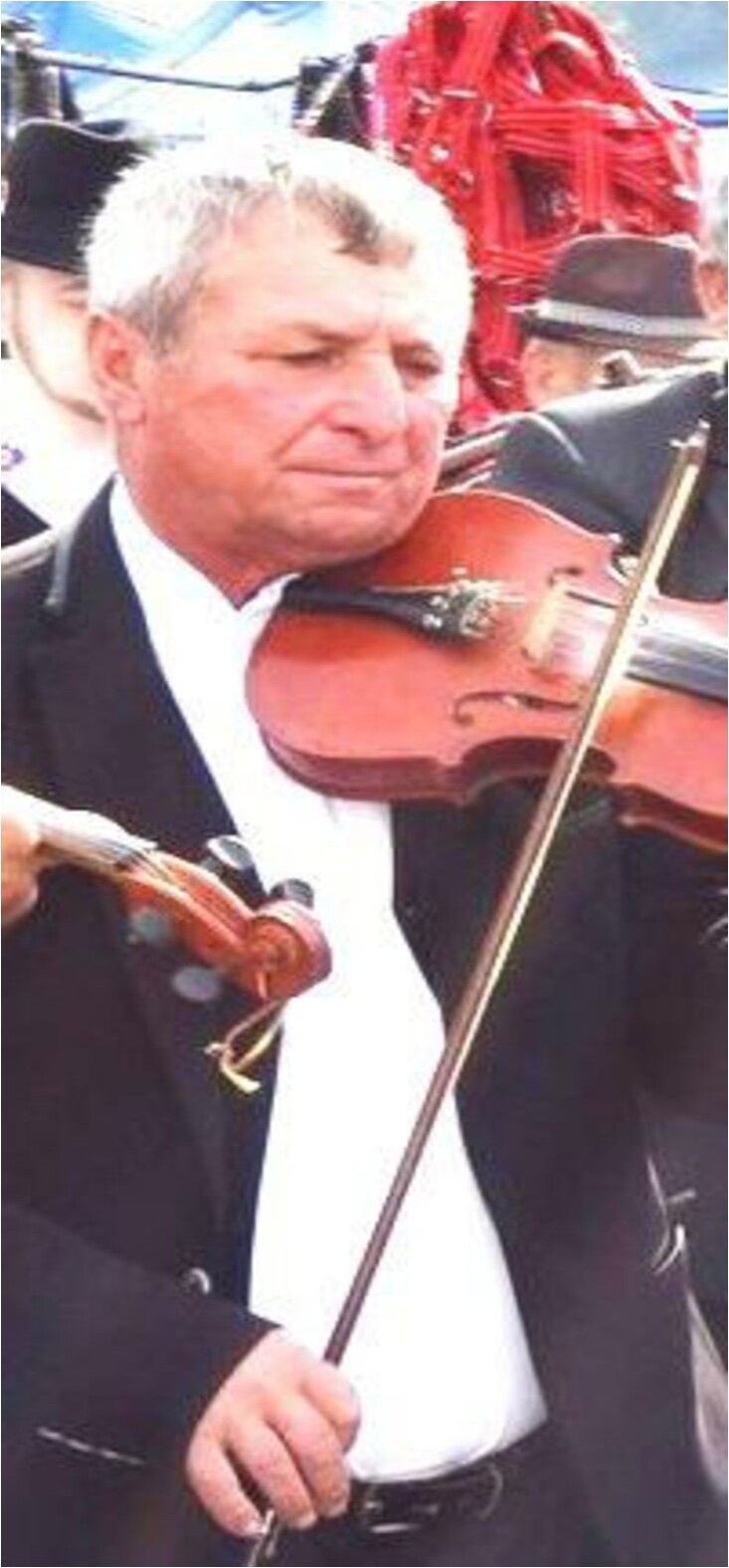 Ceterașul Vasile Pop „Lia" din Frata cântând din vioară