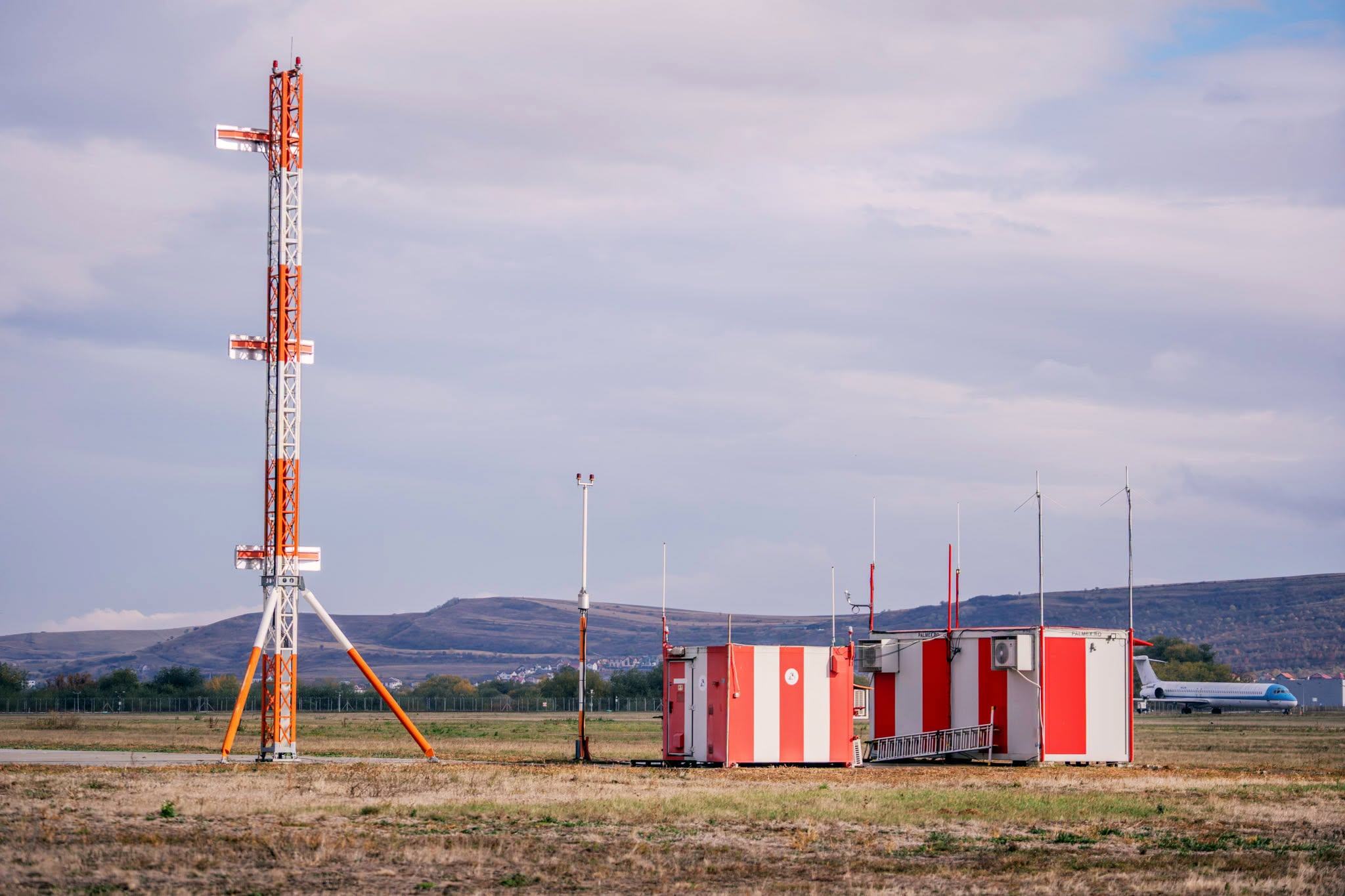 Antenă și echipamente ale sistemului de aterizare instrumentală ILS CAT III de la Aeroportul Internațional Avram Iancu Cluj