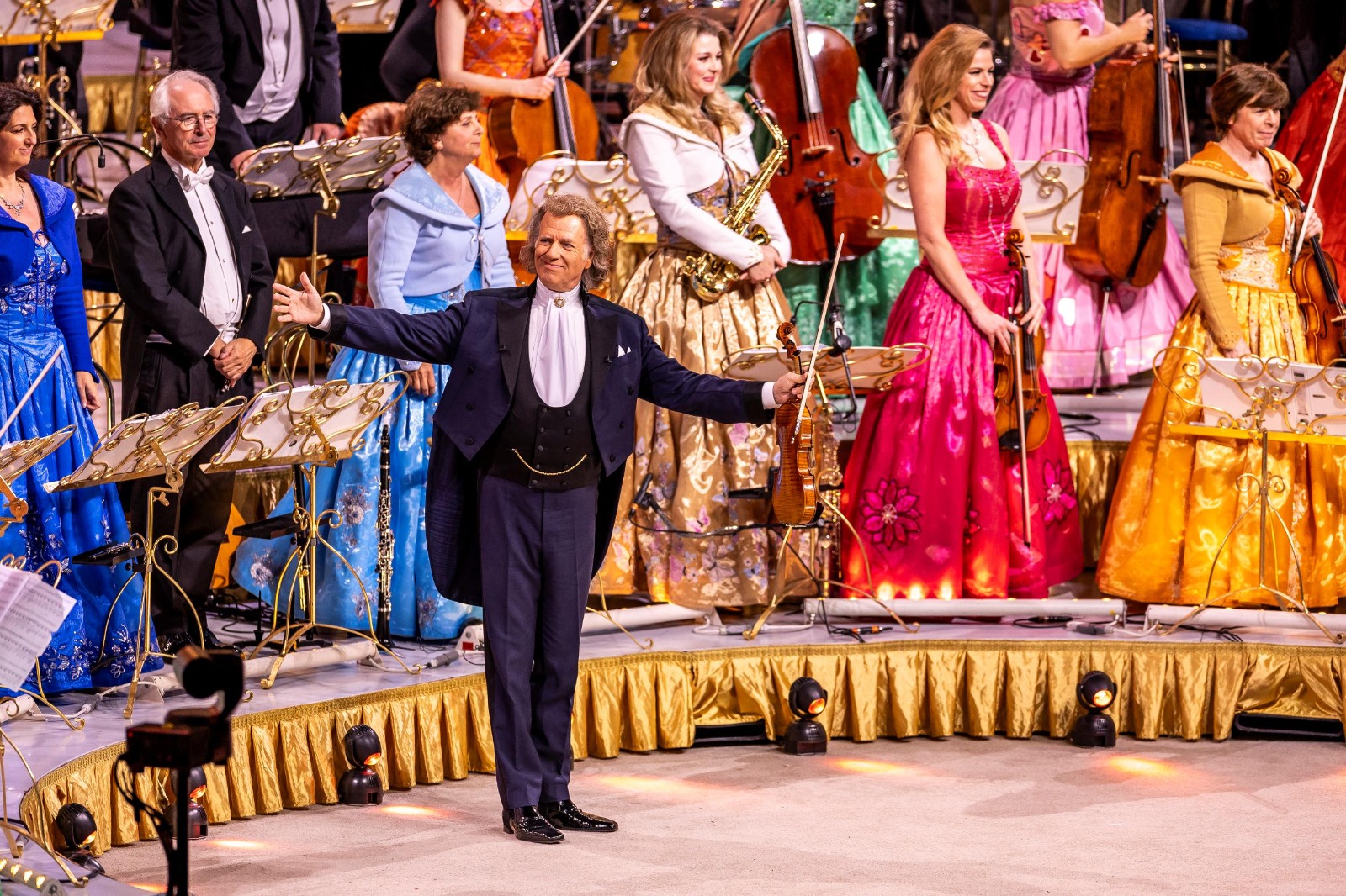 André Rieu cu vioara, în timpul concertului