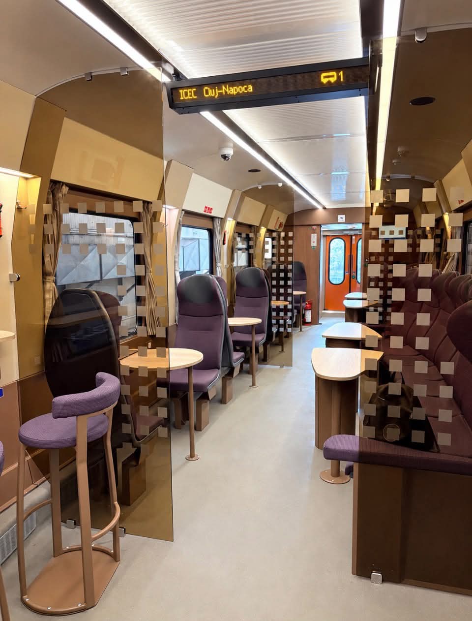 Spațiul pentru servirea mesei în noul vagon Bar-Bistro al CFR Călători, modernizat la Cluj