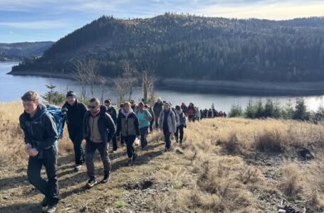 Drumeți pe traseul din zona Beliș, cu lacul în fundal