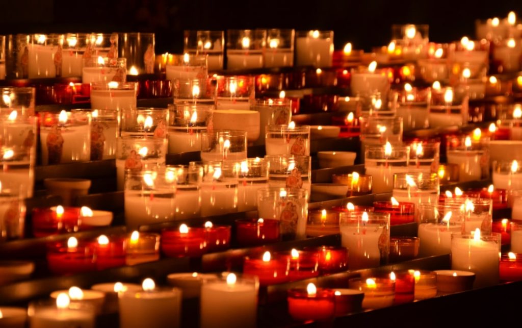 Lumânări aprinse în memoria celor dragi, foto ilustrativă