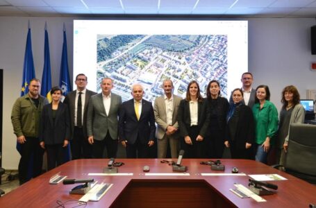 Delegația franceză și reprezentanți ai CJ Cluj și Gherla, în fața planului EcoCartier