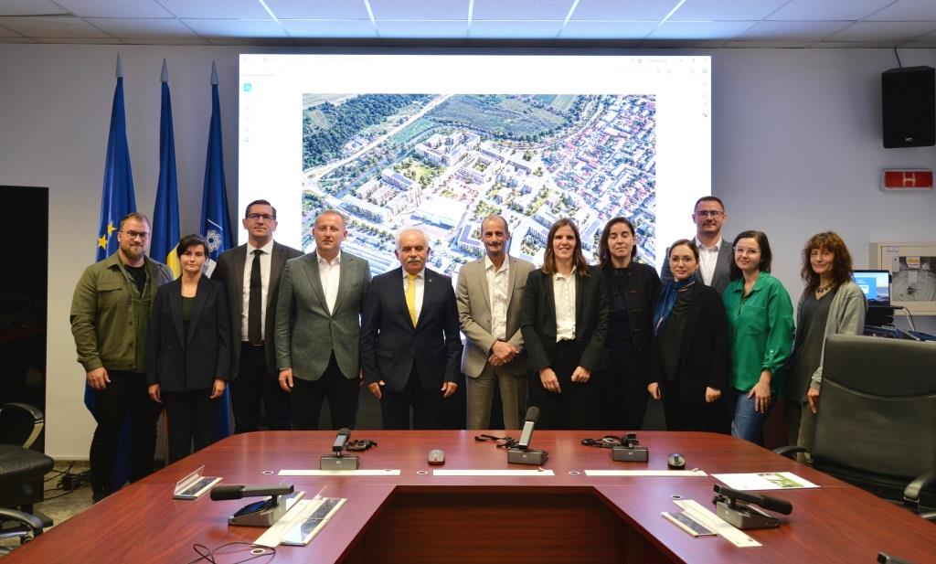 Delegația franceză și reprezentanți ai CJ Cluj și Gherla, în fața planului EcoCartier