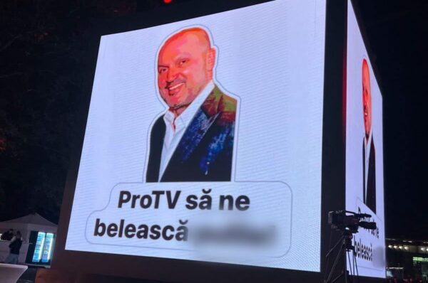 Scandal de proporții la petrecerea Antenei 1: Mesaj extrem de vulgar la adresa rivalilor de la ProTV, afișat pe ecranele uriașe din fața sutelor de invitați
